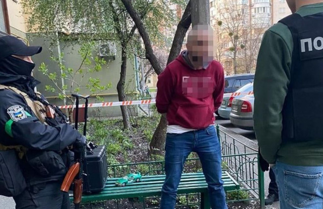 В Киеве мужчина стрелял в подъезде многоэтажки и угрожал правоохранителям гранатой