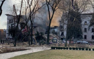 Появилось видео из Мариуполя, снятое после бомбардировки драмтеатра