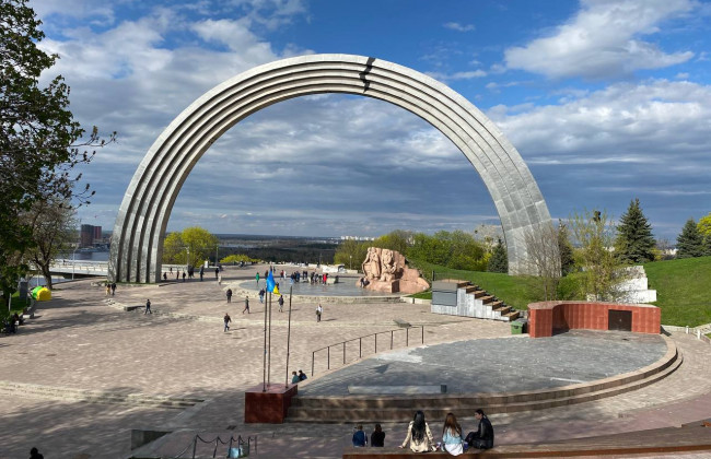 Осталась только обувь: как выглядит теперь Арка Дружбы народов, фото