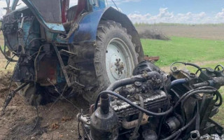 Вырвало двигатель: под Киевом тракторист подорвался на мине, фото