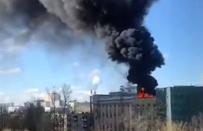 В Москве вспыхнул строящийся медцентр: появилось видео пожара