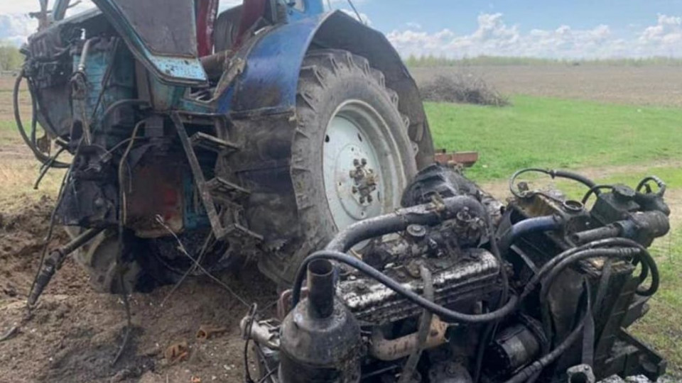 Вырвало двигатель: под Киевом тракторист подорвался на мине, фото