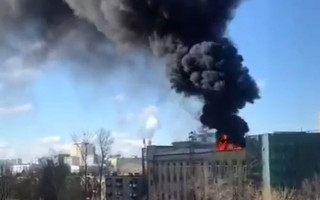 В Москве вспыхнул строящийся медцентр: появилось видео пожара