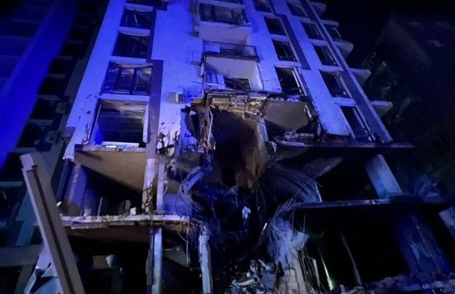 Опубликовано видео разрушенных домов в результате ракетного удара по Киеву