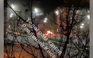 В Киеве в начале бульвара Леси Украинки загорелся автомобиль, видео