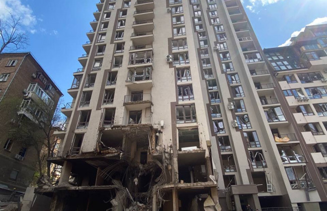 Как выглядит дом в Киеве после обстрела: новые фото и видео