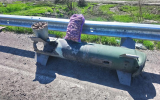 В Черниговской области остатки ракеты превратили в лавочку и продают с нее картошку, фото