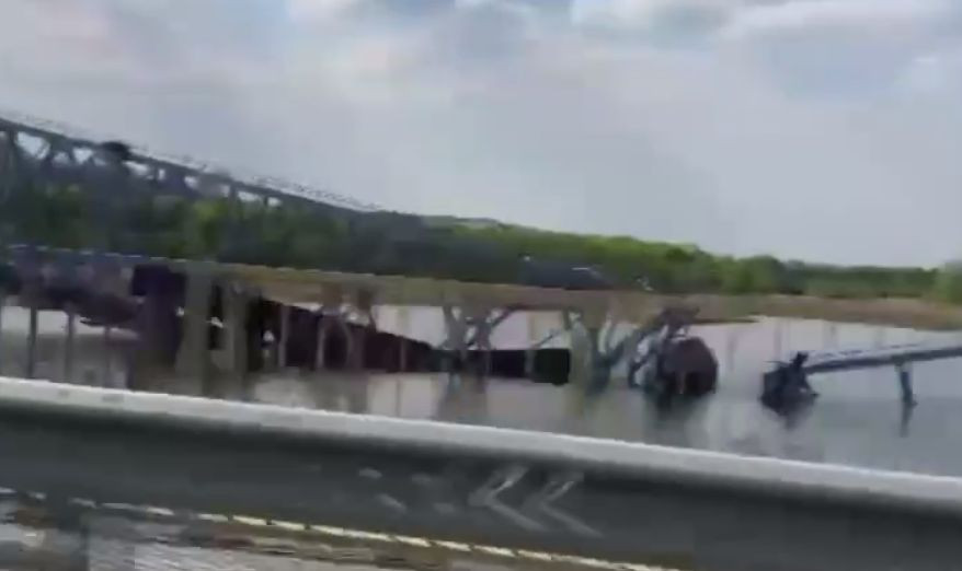 В Донецкой области подорвали мост вместе с вагонами: видео