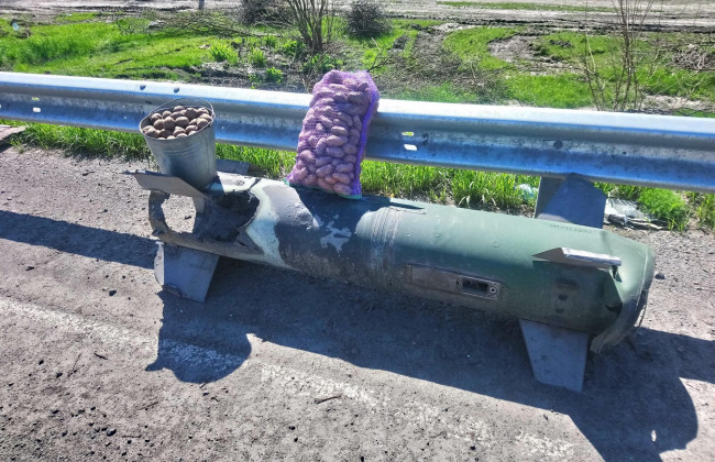 В Черниговской области остатки ракеты превратили в лавочку и продают с нее картошку, фото