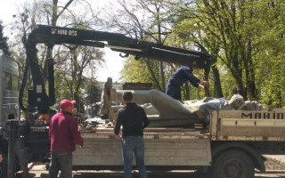 В Виннице снесли памятник Максиму Горькому, видео