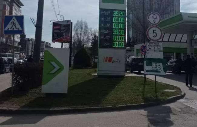 В парламенте обещают, что бензин пока дорожать не будет