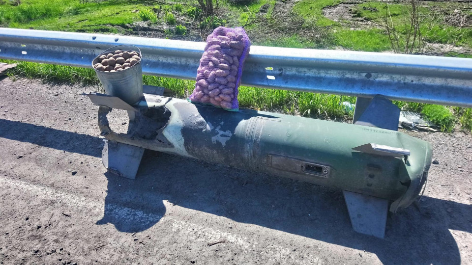 В Черниговской области остатки ракеты превратили в лавочку и продают с нее картошку, фото