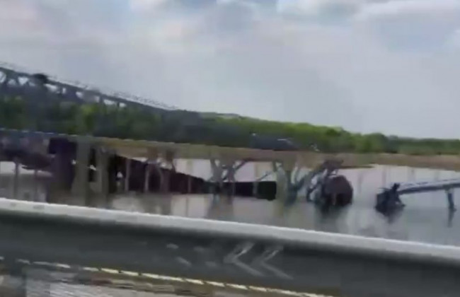 В Донецкой области подорвали мост вместе с вагонами: видео