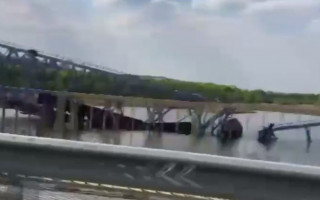 В Донецкой области подорвали мост вместе с вагонами: видео