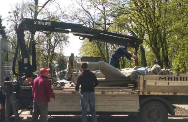 В Виннице снесли памятник Максиму Горькому, видео