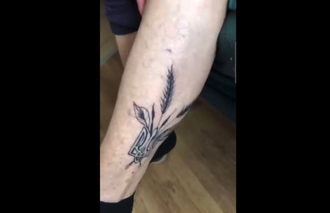 80-летняя пенсионерка из Винницкой области сделала патриотическую татуировку, видео