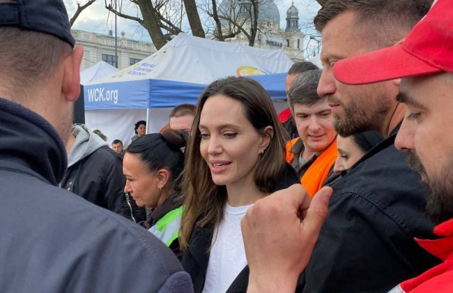 Анджелина Джоли расплакалась на вокзале во Львове, фото и видео