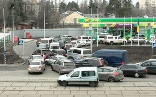 Стоят в очередях с ночи, не пугают даже цены: на АЗС выстроились десятки авто, видео