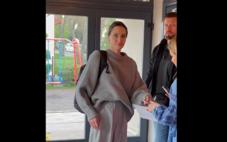 Анджелину Джоли заметили в кофейне во Львове, видео