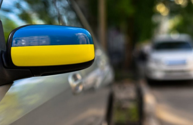 Виїзд за кордон на власному авто: українцям знову потрібна «Зелена картка»