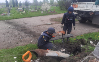 Усыпаны обломками ракет и снарядов: украинцев призвали не посещать кладбища во время поминальных дней