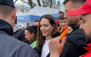 Анджелина Джоли расплакалась на вокзале во Львове, фото и видео