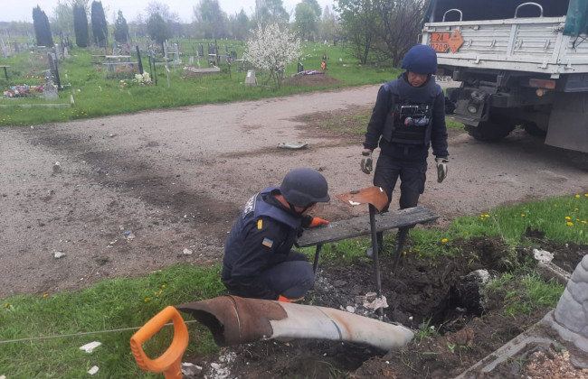 Усыпаны обломками ракет и снарядов: украинцев призвали не посещать кладбища во время поминальных дней