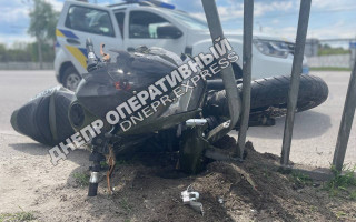 В Днепре мотоциклист на скорости влетел в копа: фото и видео
