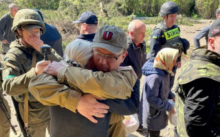 Два месяца были в оккупации: жители поселка под Харьковом со слезами встречали ВСУ, фото и видео