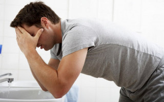 Два человека с Троещины в Киеве оказались в больнице из-за отравления рыбой