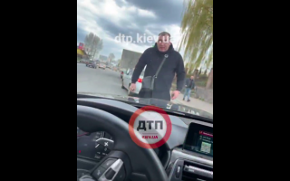 В Киеве в очереди на заправку произошел конфликт, видео