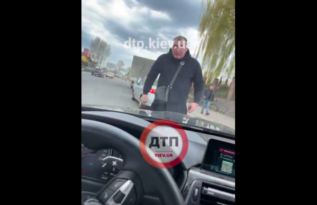 В Киеве в очереди на заправку произошел конфликт, видео