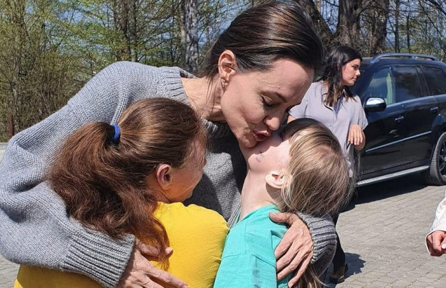 Анджеліна Джолі відвідала дітей із реабілітаційного центру на Львівщині: фото