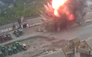 На Дніпропетровщині ворожа ракета влучила у елеватор та склад з зерном: відео