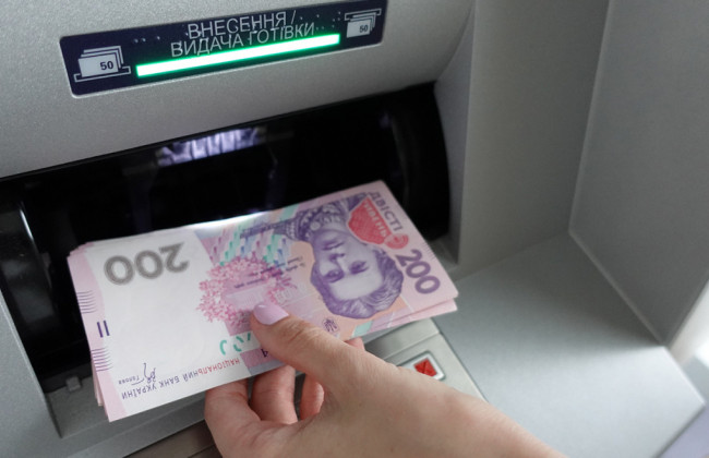 В Украине ограничили снятие наличных с карточек: как снять деньги клиентам разных банков