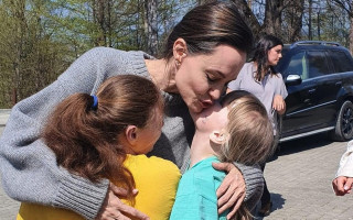 Анджеліна Джолі відвідала дітей із реабілітаційного центру на Львівщині: фото