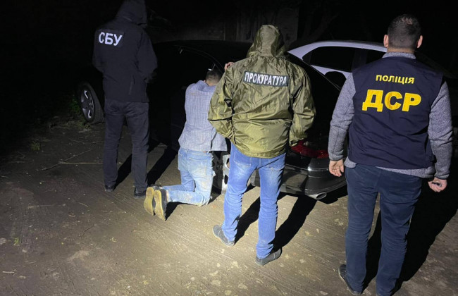 $12 000, щоб покинути країну: на Буковині викрили схему переправлення через держкордон