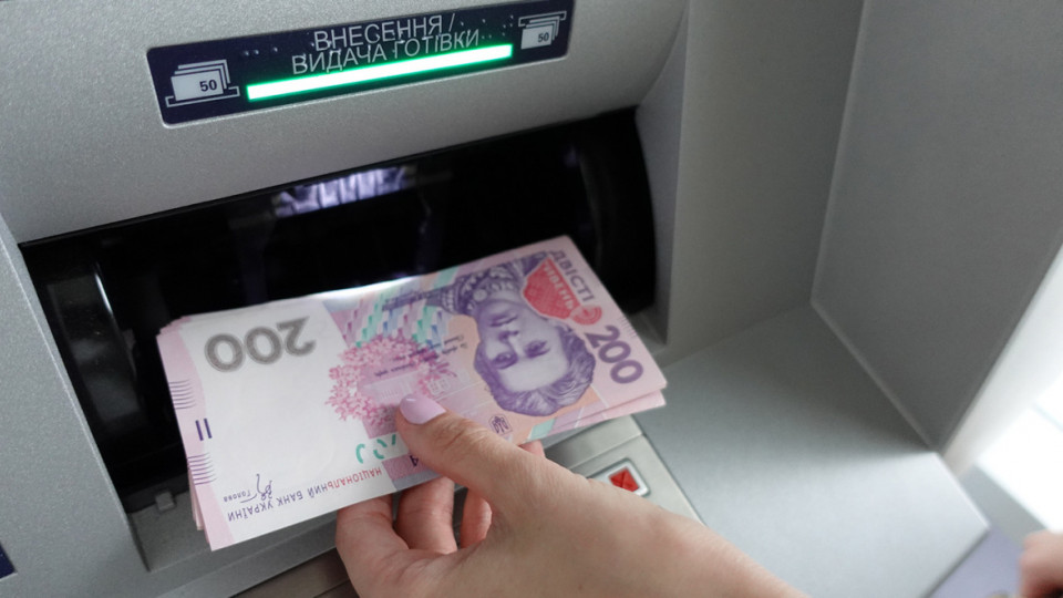 В Украине ограничили снятие наличных с карточек: как снять деньги клиентам разных банков