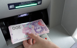 В Украине ограничили снятие наличных с карточек: как снять деньги клиентам разных банков