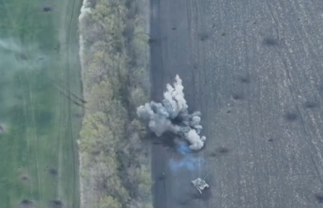 Українські захисники влучними ударами з артилерії знищили два ворожі танки і БМП, ефектне відео