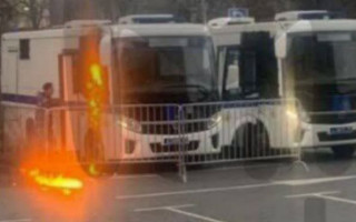 В центре Москвы в автозак запустили «коктейль Молотова», фото