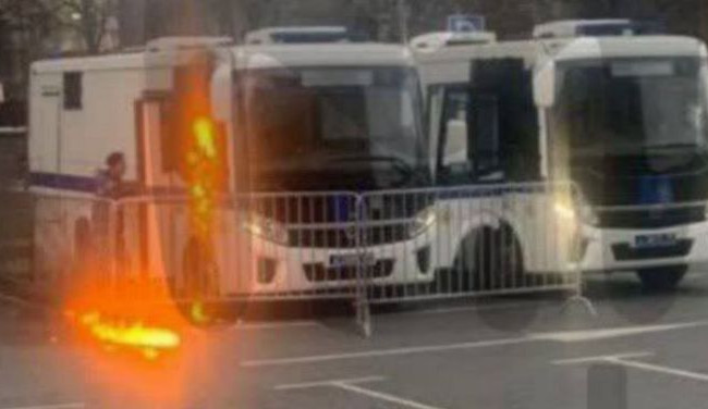 В центре Москвы в автозак запустили «коктейль Молотова», фото