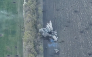 Українські захисники влучними ударами з артилерії знищили два ворожі танки і БМП, ефектне відео