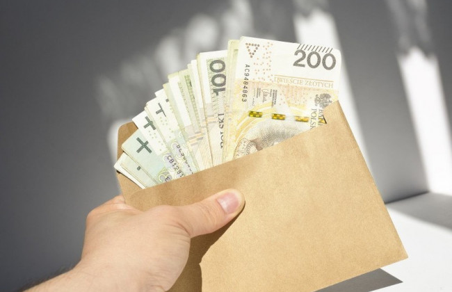 Польша повысит минимальную зарплату: сколько будут получать украинцы