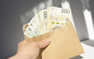 Польша повысит минимальную зарплату: сколько будут получать украинцы