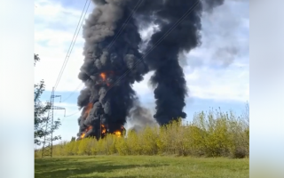 В оккупированной Макеевке горит нефтебаза: фото и видео