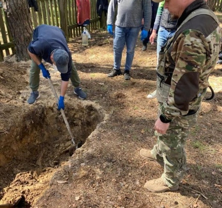 Расстреляли и переехали танком: под Киевом нашли тела двух мужчин