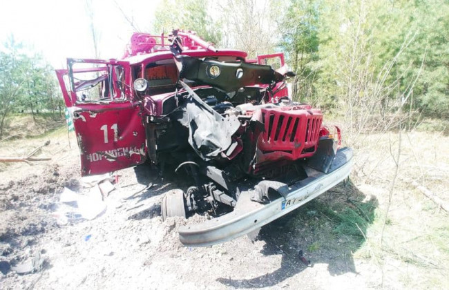 Взрывом разнесло кабину машины: в Чернобыльской зоне на мине подорвались спасатели ГСЧС, фото