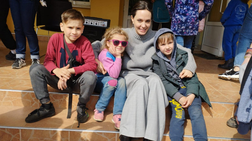 Мне его дала маленькая девочка во Львове, — Анджелина Джоли показала обломок от российской ракеты