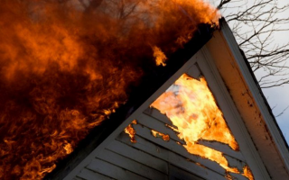 У Запорізькій області внаслідок обстрілу загорівся житловий будинок: загинула жінка